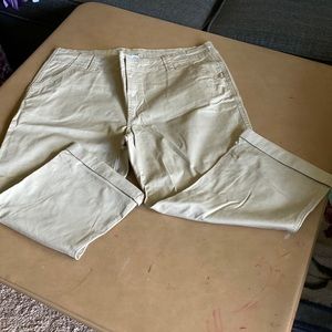 NWOT - Maurices Capris w/Pockets, Size 15/16, 98% Cotton 2%Spandex